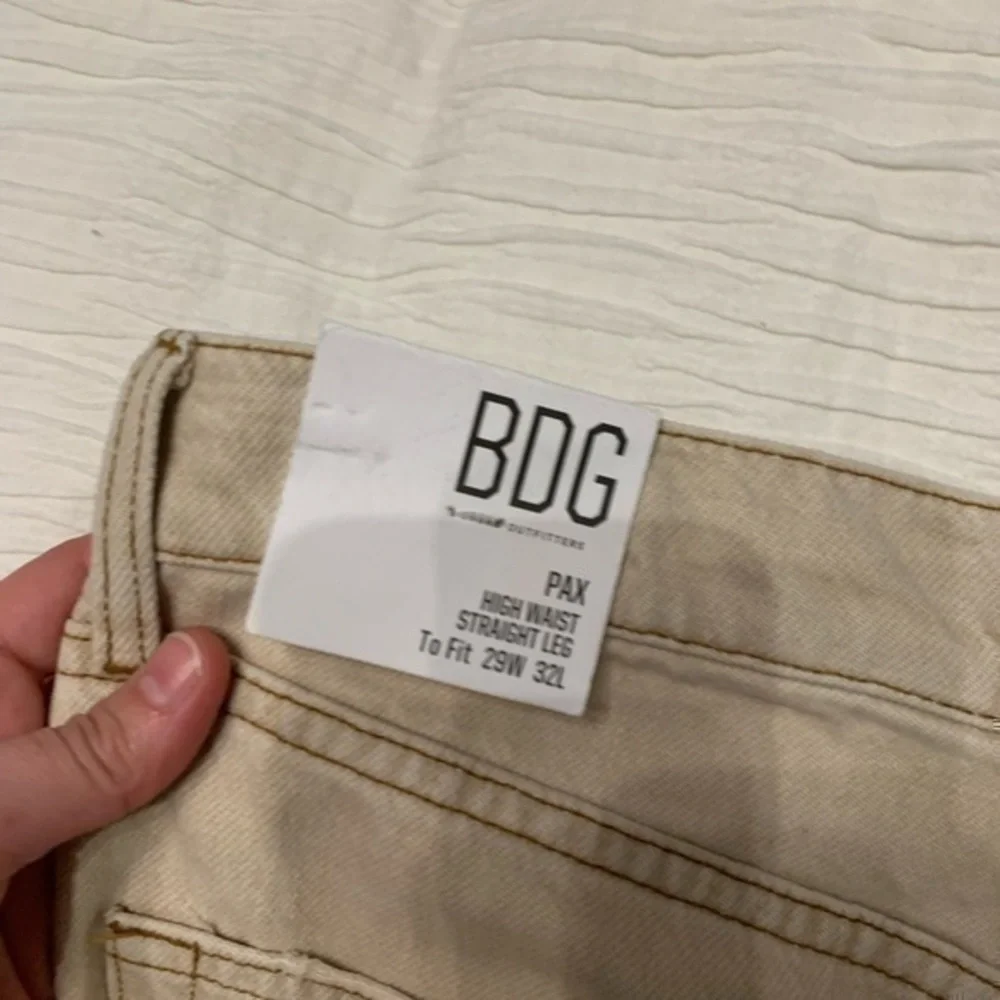 NWT BDG Urban outfitters ripped beige straight leg high waist jeans Pax W29 L32